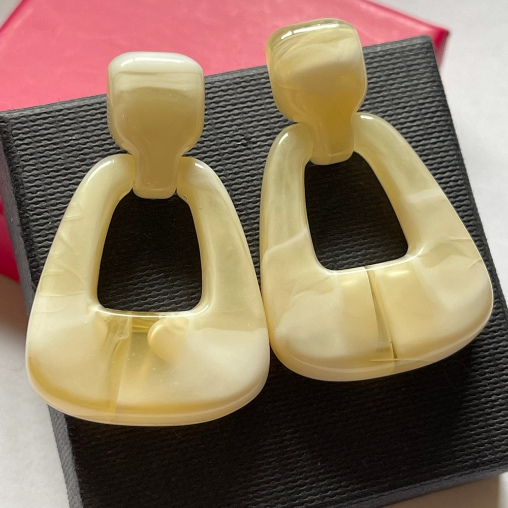 1980's plastic marbled cream earrings